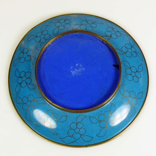 Null 2个景泰蓝盘子，每个都有彩色珐琅彩的装饰；D：20，20.5厘米。