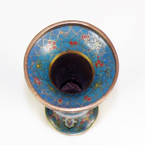 Null 小寺庙花瓶（中国，19世纪）薄荷色地面上的景泰蓝装饰；高：20厘米