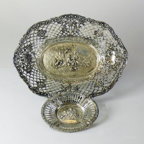 Null 
2个装饰碗 （20世纪上半叶）

每个银800；每个椭圆形都有镂空的边缘；镜子里有一群人或浮雕；27,5 x 21 cm resp. 13 x 10&hellip;