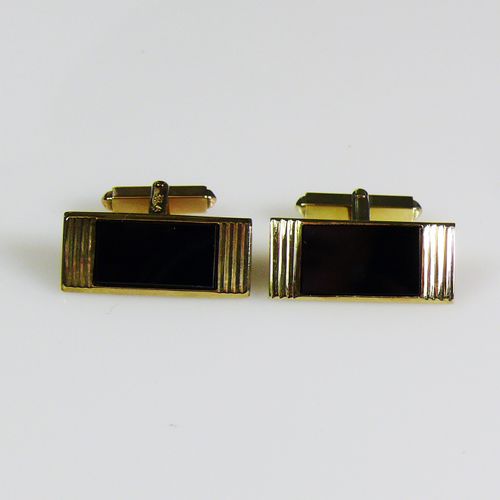 Null 
Pair of cufflinks
each 8ct GG; rectangular face set with black layer stone&hellip;