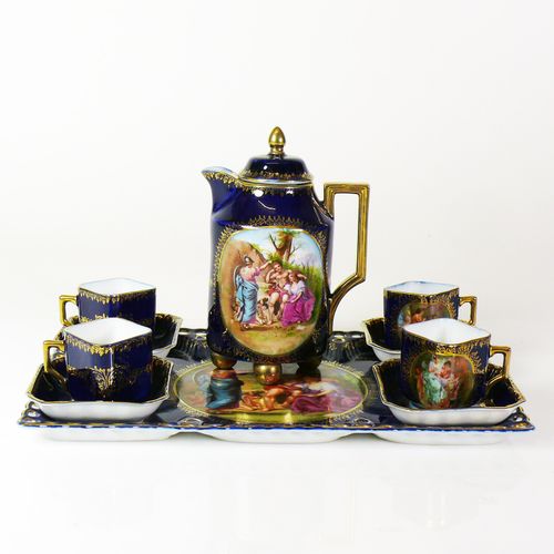 Null 
摩卡服务 (19/20世纪)

壶，4个摩卡杯与托盘上的UT；彩色，古色古香的描绘；无损坏；尺寸：托盘19 x 29,5厘米；高度：壶16厘米；底部&hellip;
