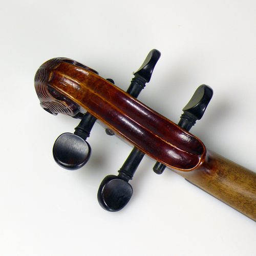 Null 
小提琴 （1900年左右）

4/4小提琴；琴身状况良好；没有明显的损坏；狮子头；背面印有Stainer（仿照Stainer）；装在当时的小提琴盒里&hellip;