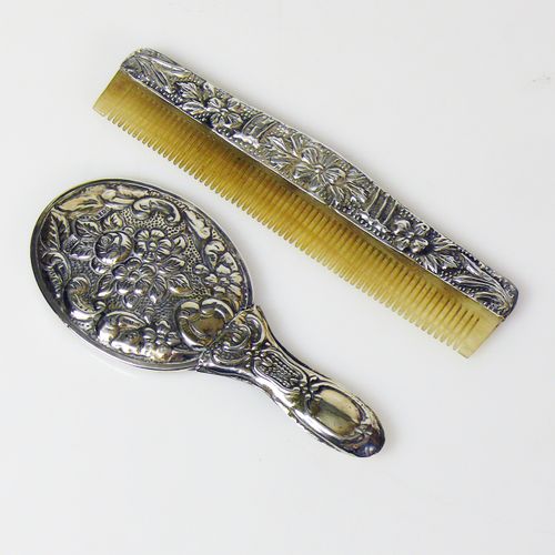 Null 
Garniture de toilette
comprenant : petit miroir à main et peigne ; chacun &hellip;