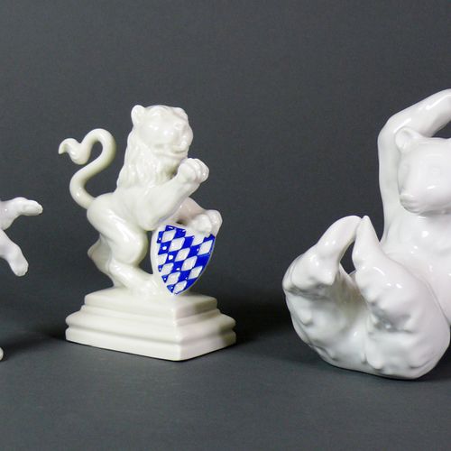 Null 
3 div. Animaux (20e s.)

porcelaine blanche ; ours assis H : 9,5 cm, KPM B&hellip;