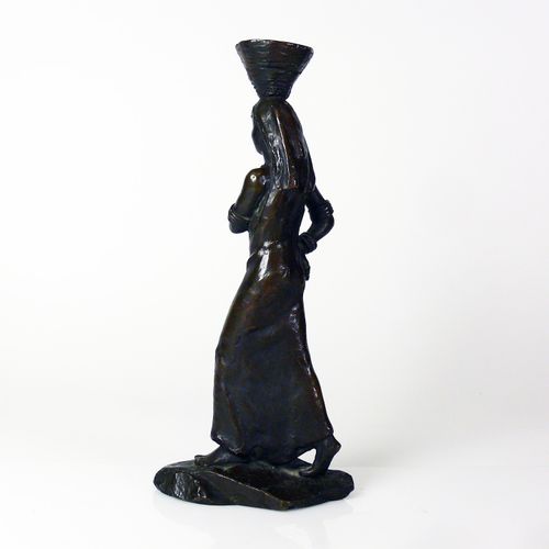 Null 
北非妇女 （20世纪）

头上平衡着一个饮水容器；青铜，深色铜锈；高：27厘米