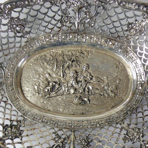 Null 
2 ornamental bowls (1st half of 20th century)

each silver 800; each oval &hellip;