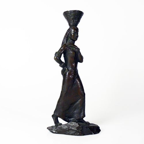 Null 
Femme nord-africaine (20e s.)

tenant en équilibre sur sa tête un récipien&hellip;