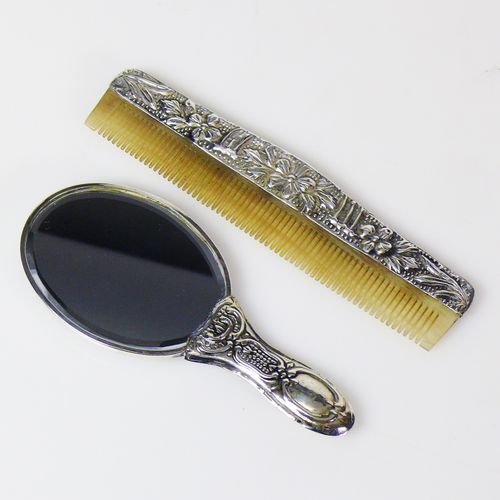 Null 
Garniture de toilette
comprenant : petit miroir à main et peigne ; chacun &hellip;