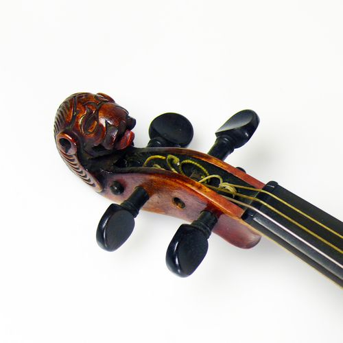 Null 
小提琴 （1900年左右）

4/4小提琴；琴身状况良好；没有明显的损坏；狮子头；背面印有Stainer（仿照Stainer）；装在当时的小提琴盒里&hellip;