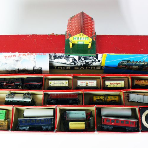 Null 
TRIX-EXPRESS铁路组 (1956年)

装在原来的盒子里，有各种小册子；1个蒸汽机车，1个电力机车，15辆各种货车，彩色金属板的铁路警卫室&hellip;