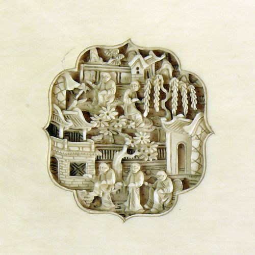 Null 
盖棺 (中国, 1840年前, 乾隆-道光)

长方形的箱子形式；象牙；四周有9个深深雕刻的寺庙里的僧侣的形象；非常精细的雕刻；有钥匙的锁；非常好，&hellip;