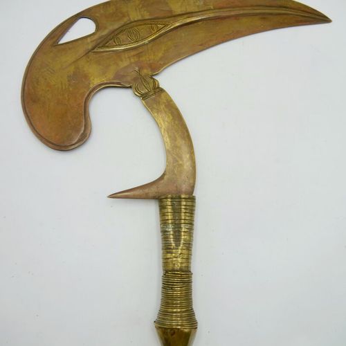 Couteau de type osele Kota, Gabon 
Alliage de cuivre 
l. : 43 cm. L. : 38,5 cm. &hellip;