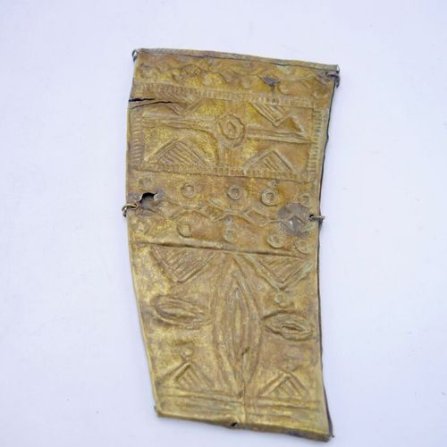 Couteau de type osele Kota, Gabon 
Alliage de cuivre 
l. : 43 cm. L. : 38,5 cm. &hellip;