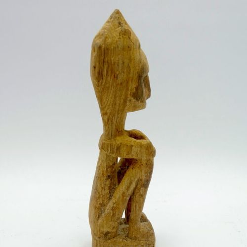 Statuette de type Bornéo 
Bois à patine naturelle 
H. : 24 cm.