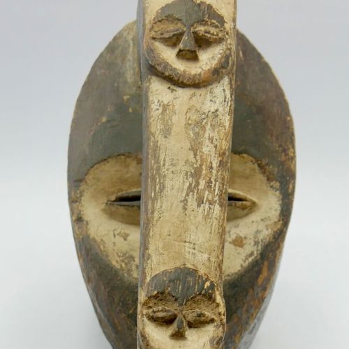 Masque de type Kwele, Gabon 
Bois à patine brune, pigments 
H. : 58,5 cm. 
 
Res&hellip;
