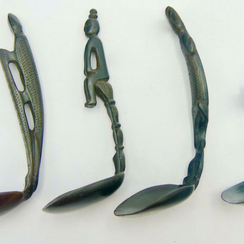 Lot de quatre cuillers de type Asie 
Bois à patine noire 
L. : 9,5 à 16,5 cm. 
 &hellip;