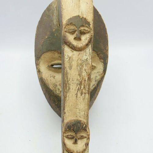 Masque de type Kwele, Gabon 
Bois à patine brune, pigments 
H. : 58,5 cm. 
 
Res&hellip;