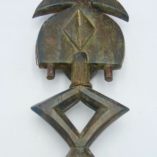 Effigie de type figure de reliquaire Kota, Gabon 
Bois à patine brune, métal 
H.&hellip;