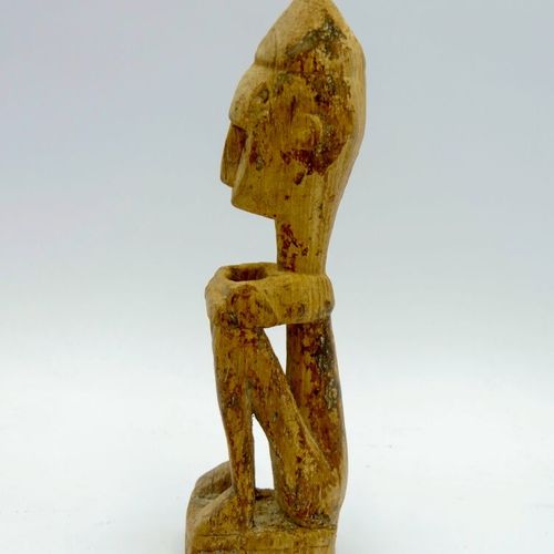 Statuette de type Bornéo 
Bois à patine naturelle 
H. : 24 cm.
