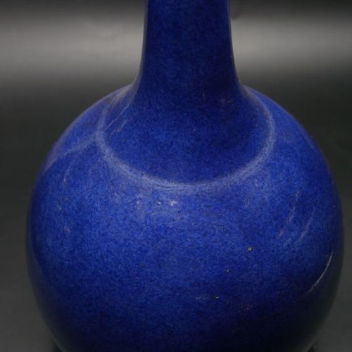 CHINE Époque QIANLONG (1736 1795) 
Vase bouteille à long col en porcelaine émail&hellip;