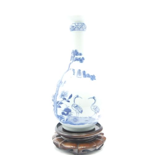 CHINE XVIIIe siècle 
Vase bouteille en porcelaine bleu et blanc à décor de grues&hellip;