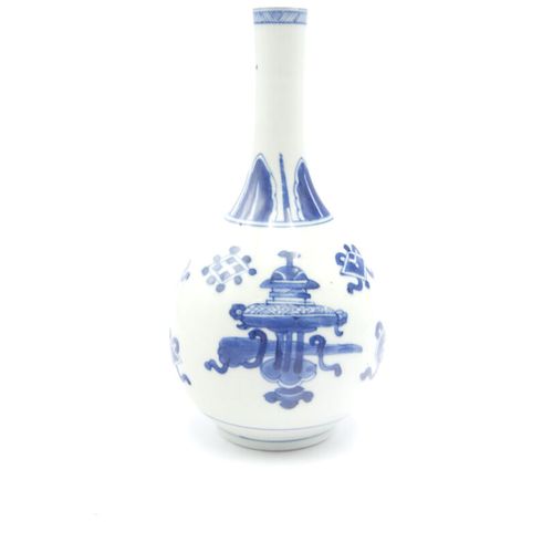 CHINE Époque Kangxi (1662 1722) 
Vase bouteille en porcelaine bleu et blanc à dé&hellip;