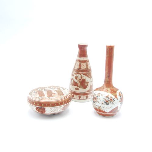 JAPON, KUTANI XXe SIÈCLE 
Lot de trois pièces en porcelaine à décor émaillé poly&hellip;