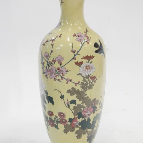 JAPON Fin du XIXe siècle 
Important vase balustre en émaux cloisonnés polychrome&hellip;