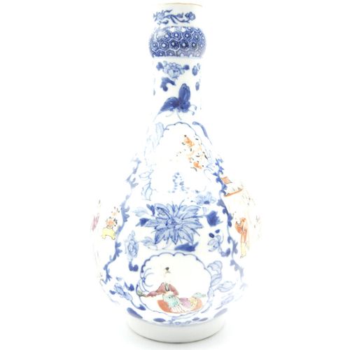 CHINE Fin du XVIIIe siècle 
Vase bouteille en porcelaine émaillée polychrome à d&hellip;