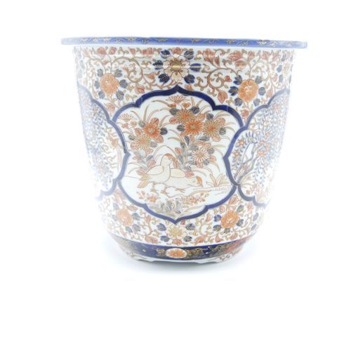 JAPON IMARI XXe siècle 
Cache pot en porcelaine décorée en bleu sous couvert et &hellip;