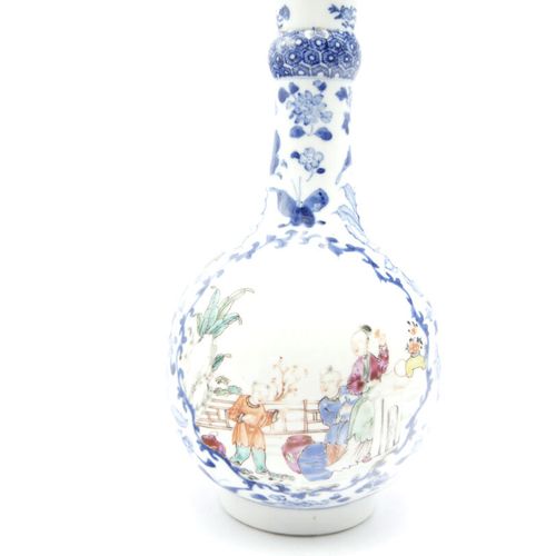CHINE Fin du XVIIIe siècle 
Vase bouteille en porcelaine émaillée polychrome à d&hellip;