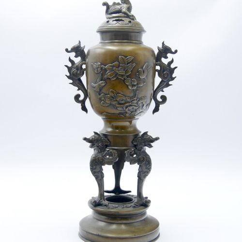 JAPON XIXe SIÈCLE 
Brûle parfum en bronze tripode à piétement zoomorphe, la pans&hellip;