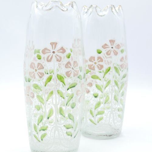 VERS 1900 
Paire de vases en verre soufflé à décor émaillé de fleurettes roses 
&hellip;
