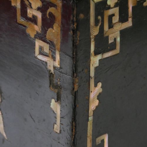 CHINE XIXe SIÈCLE 
Coffre de forme rectangulaire en bois laqué noir et incrustat&hellip;