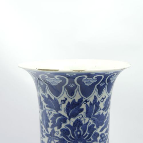 CHINE XIXe siècle 
Vase rouleau à décor en bleu sous couverte de fleurs de lotus&hellip;