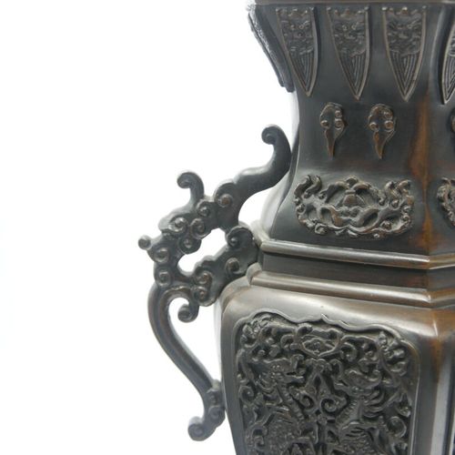 JAPON Vers 1900 
Important brule parfum en bronze ciselé à patine brune à panse &hellip;