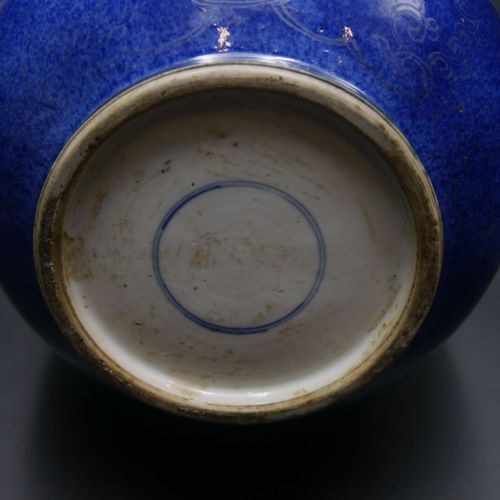 CHINE Époque QIANLONG (1736 1795) 
Vase bouteille à long col en porcelaine émail&hellip;