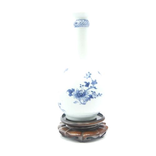 CHINE XVIIIe siècle 
Vase bouteille en porcelaine bleu et blanc à décor de grues&hellip;