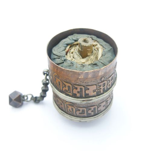 TIBET XXe SIÈCLE 
Moulin à prières tibétain (mani khorlo) en cuivre, argent et b&hellip;