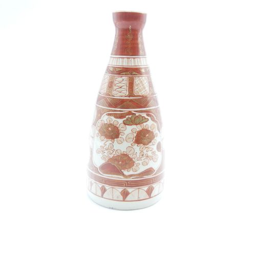 JAPON, KUTANI XXe SIÈCLE 
Lot de trois pièces en porcelaine à décor émaillé poly&hellip;