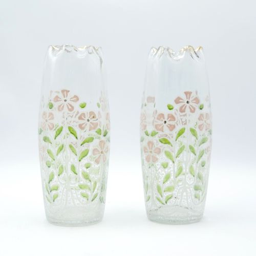 VERS 1900 
Paire de vases en verre soufflé à décor émaillé de fleurettes roses 
&hellip;