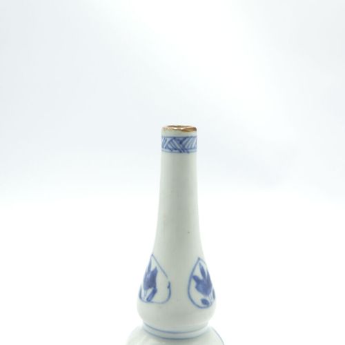 CHINE XVIIIe siècle 
Porcelaine décorée en bleu sous couverte de pivoines dans d&hellip;
