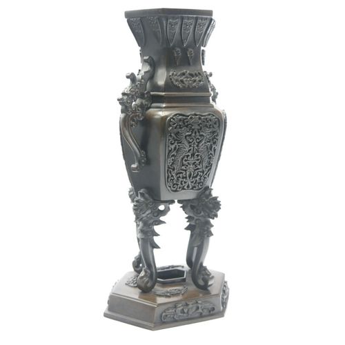JAPON Vers 1900 
Important brule parfum en bronze ciselé à patine brune à panse &hellip;