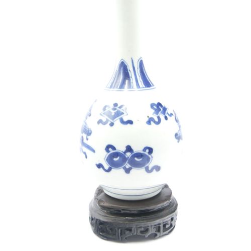 CHINE Époque Kangxi (1662 1722) 
Vase bouteille en porcelaine bleu et blanc à dé&hellip;