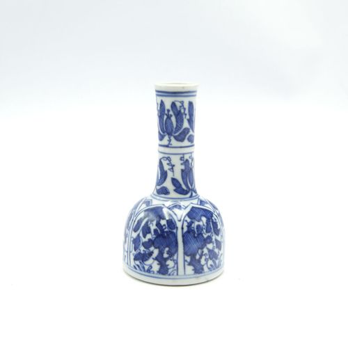 CHINE XVIIIe siècle 
Petit vase mallet en porcelaine décorée en bleu sous couver&hellip;