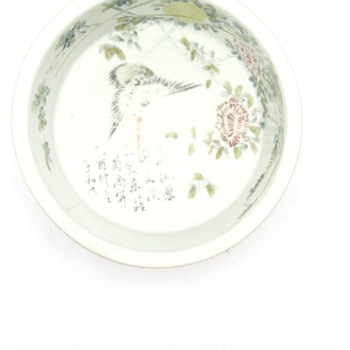 CHINE Début du XXe siècle 
Vasque en porcelaine émaillée polychrome à décor de g&hellip;