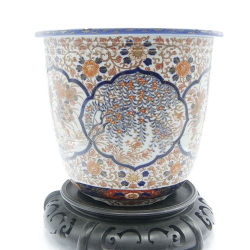 JAPON IMARI XXe siècle 
Cache pot en porcelaine décorée en bleu sous couvert et &hellip;