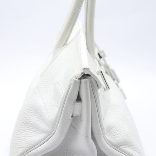 HERMÈS 
Bolso Birkin 
Bolso de cuero blanco granulado con dos asas, candado, dos&hellip;