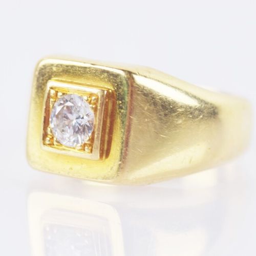 Null 
Bague type chevalière en or jaune 750/1000 sertie d'un diamant (environ 0.&hellip;