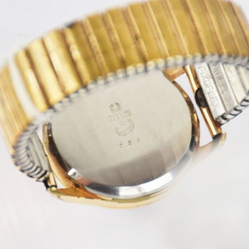 Null TITUS, modèle 5319

Bracelet montre chronographe d'homme en plaqué or à chi&hellip;